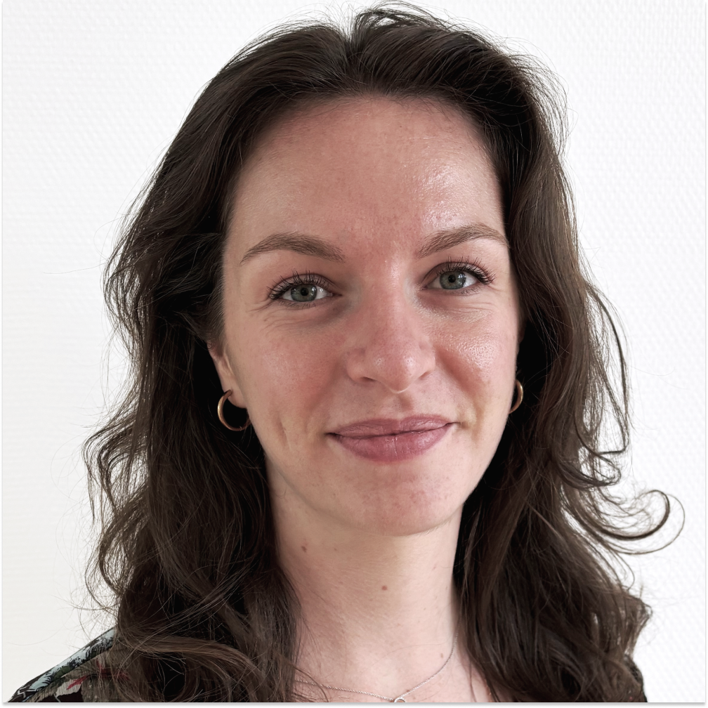 Porträt einer Mitarbeiterin mit dunklen Haaren