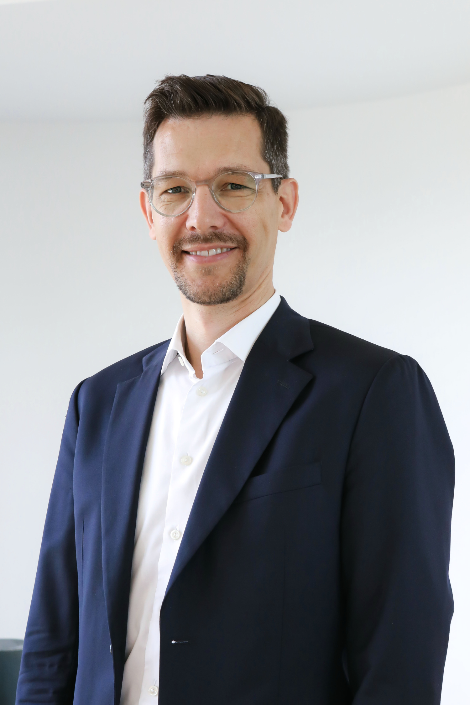 Porträt eines Mannes mit Brille im Business Look